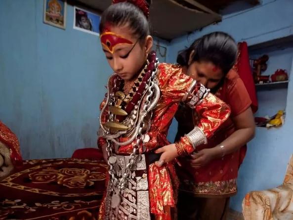 尼泊尔“活女神”双脚不能沾地,初潮就退位,无人敢娶