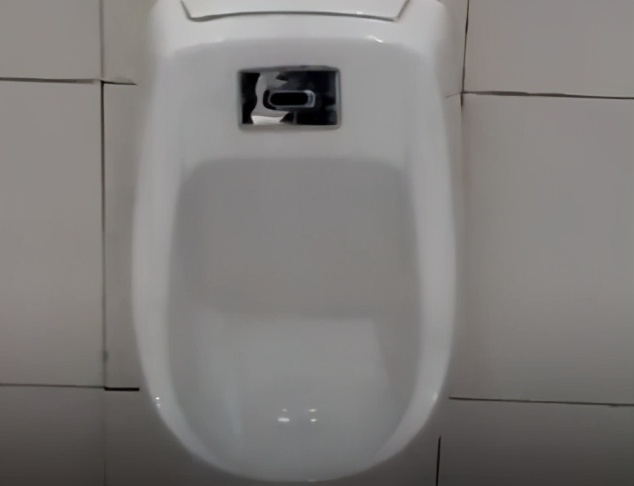 商场禁止男童进女厕所引争议,淄博淄川商场回应女厕设男童便池