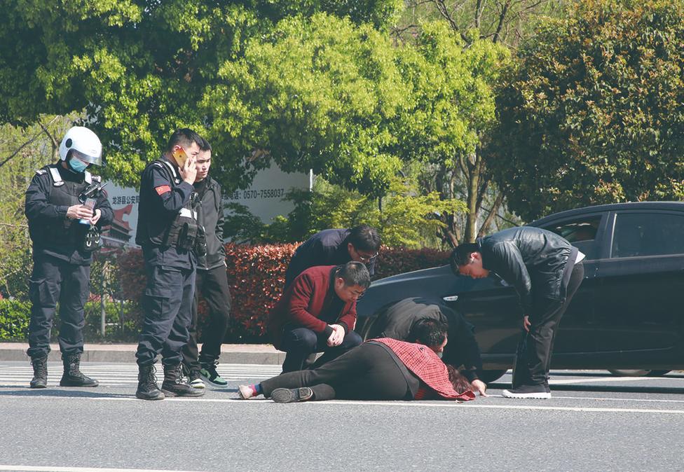 新手开车不小心撞到直行车,开车不小心撞到一个人的教程