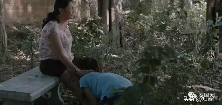 被士兵“上身”的年轻女巫，为何要去舔舐老女人伤痕累累的大腿？