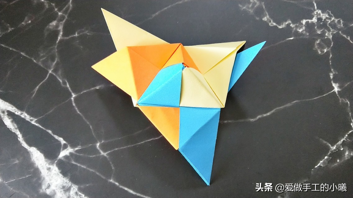 好玩的折纸旋转陀螺有一点点复杂,不用胶水就可以折的陀螺