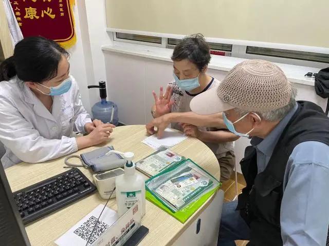 一年“纸上对白”，社区全科医生的暖心字条，让这对老夫妻看病更从容