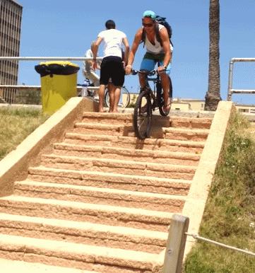 搞笑gif段子妹子有点太淘气了,搞笑gif妹子你又调皮了