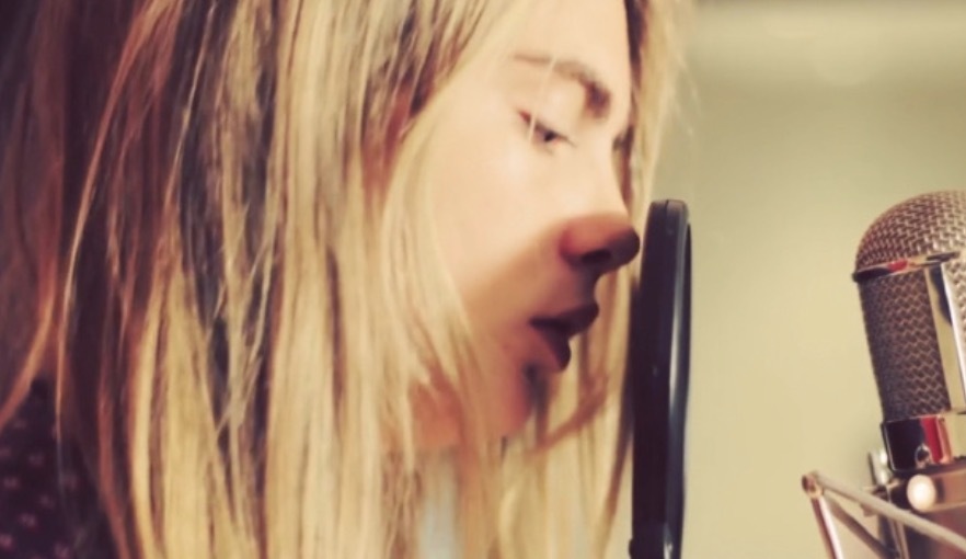 甜!英国贵族超模爱上美国女演员,机场热吻,狂撒狗粮