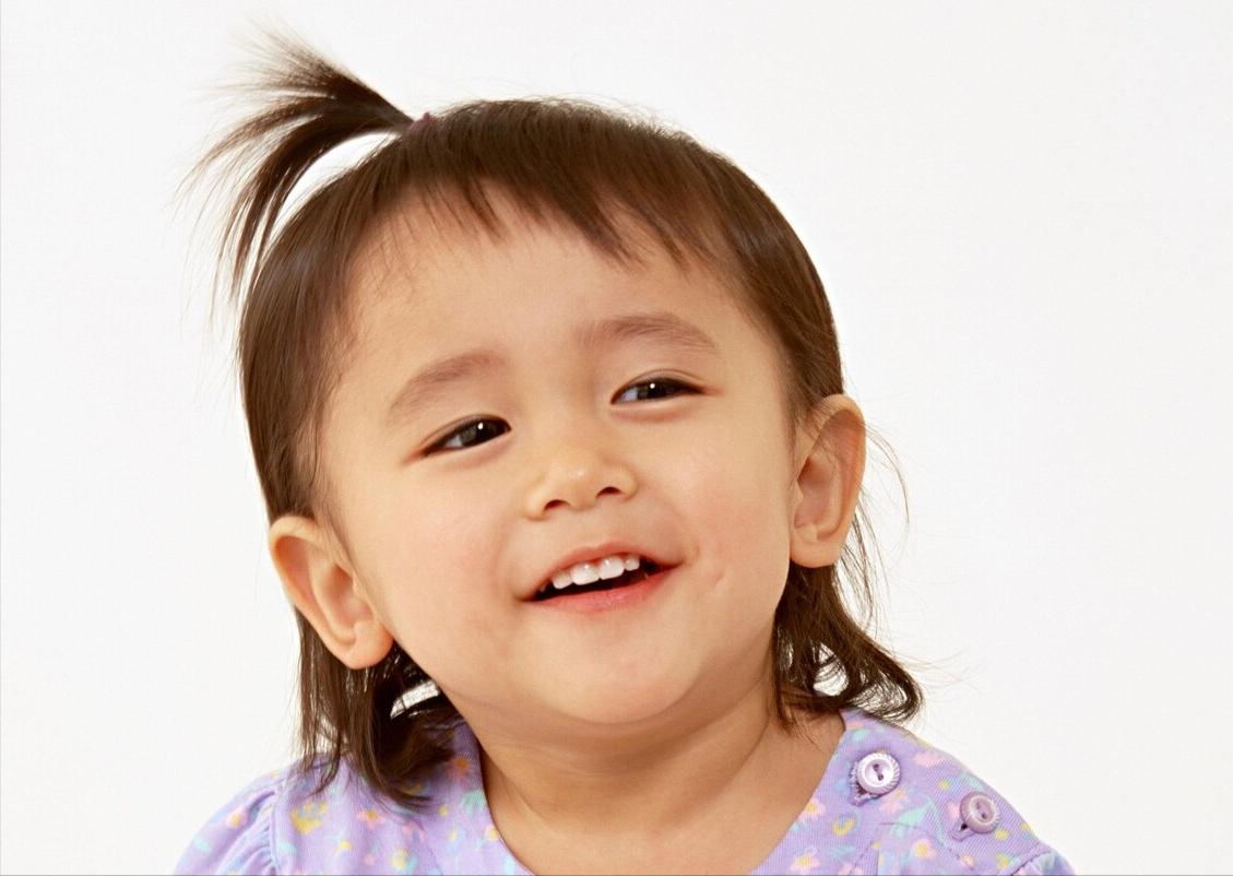 新生儿头发稀疏怎么变浓密,新生儿发量多预示长大发量多吗