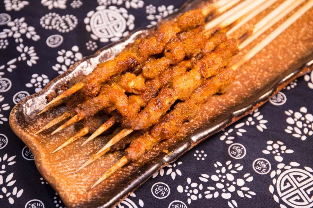 人均60的餐厅带舞台,60人一桌的餐厅