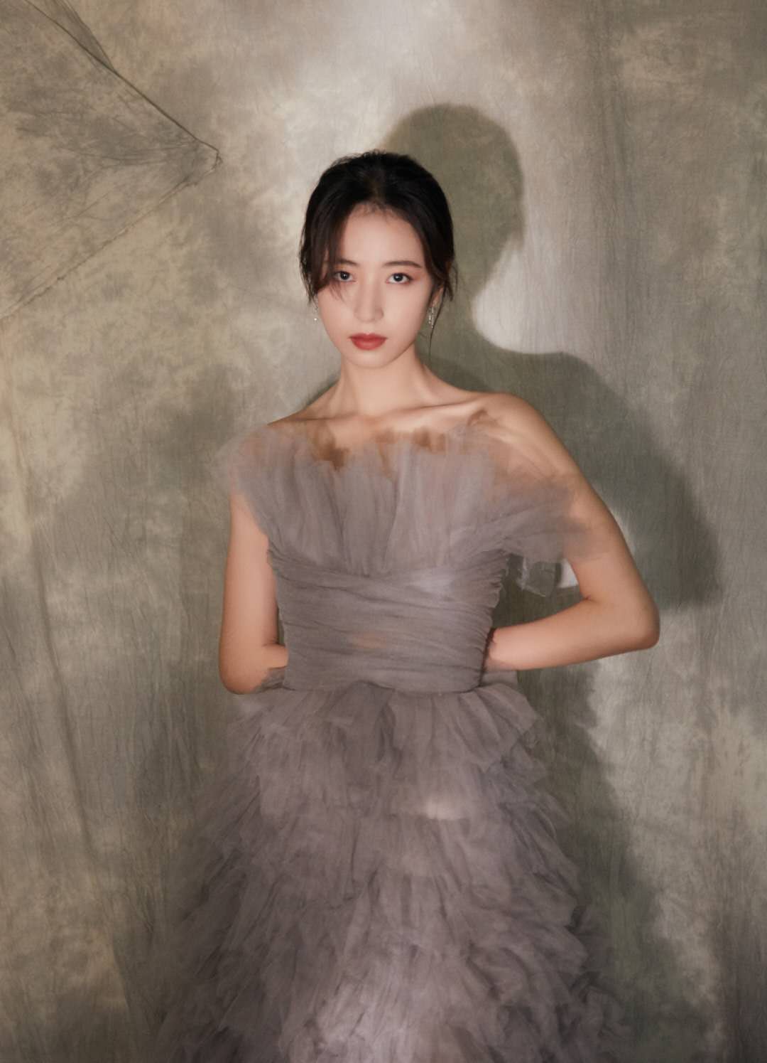周雨彤身穿白色露脐装大秀小蛮腰,周雨彤短发礼服