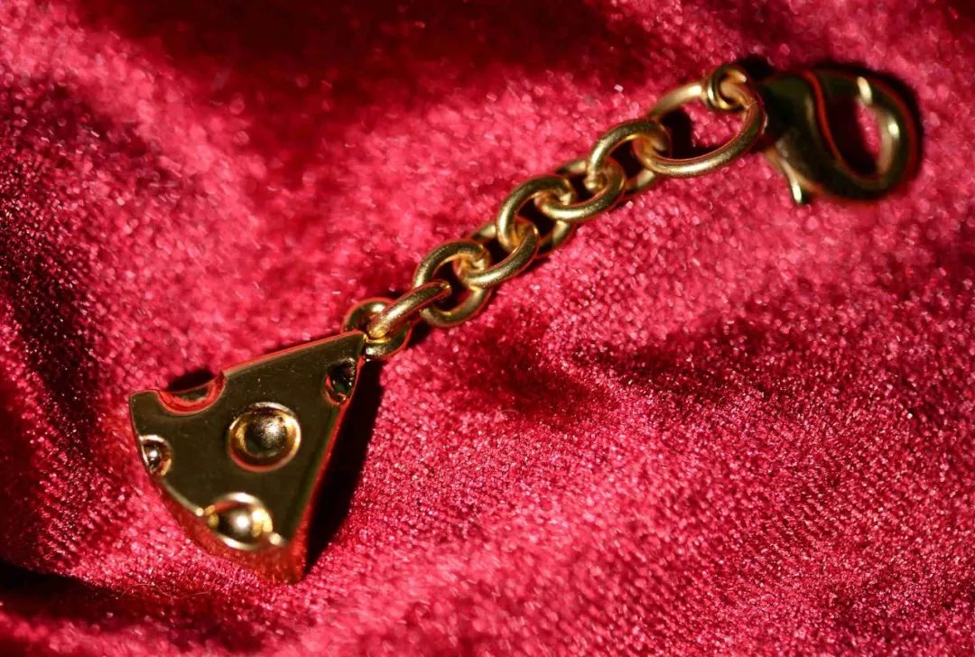 鼠年的女人买什么色的包包好,大牌鼠年限量款包包