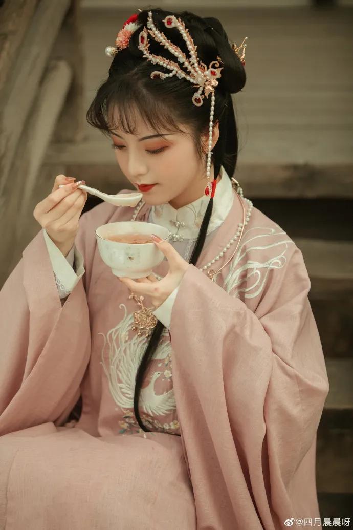 00后女孩演绎四大名著美女,凭一个造型火出圈,200万网友点赞