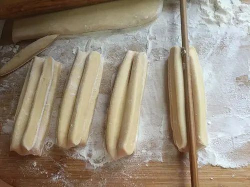 油条膨松剂炸出的油条吃着不香,不用油条膨松剂怎么炸油条