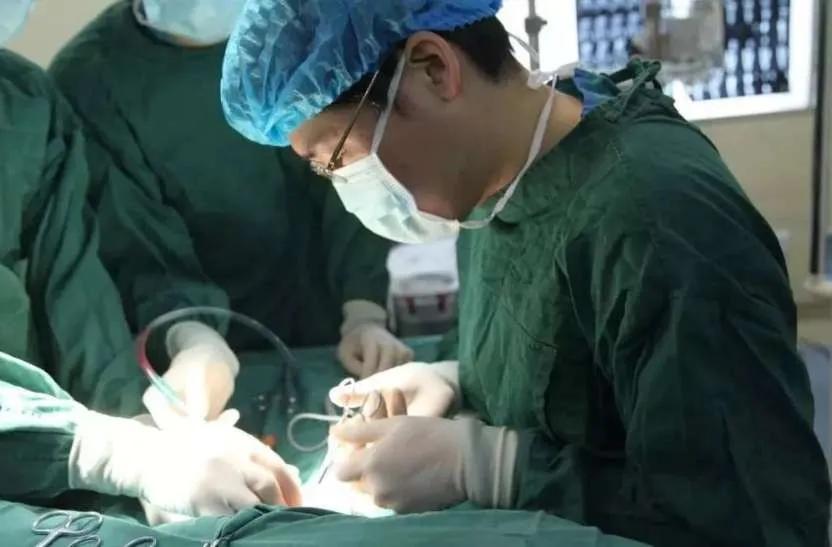 剖腹产颞枕部硬膜下出血,产妇吓得当场伤口崩裂大出血