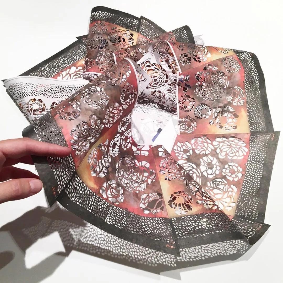 她用一把手术刀在2毛钱废报纸上雕出精美图腾,一幅卖60万