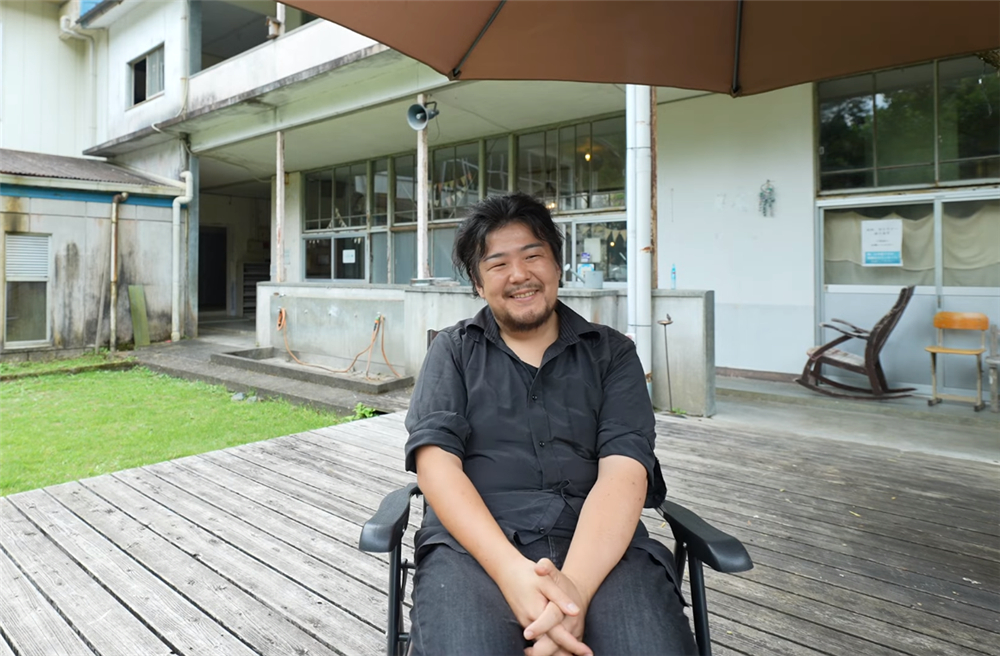 80后小伙回荒废十年的农村大学,80后小伙回荒废10年农村大学