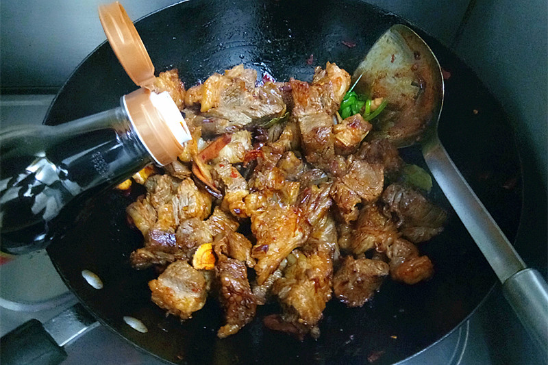 土豆炖牛肉软烂又入味配米饭香,牛肉软烂土豆软糯很下饭的菜