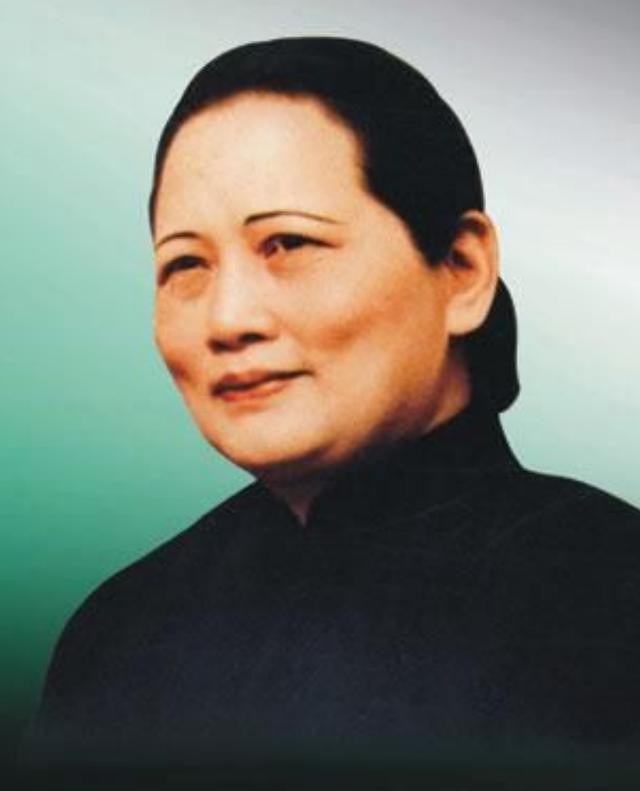 毛主席逝世追悼会上,举国致哀站立吊唁,为何有一人会坐着参加?