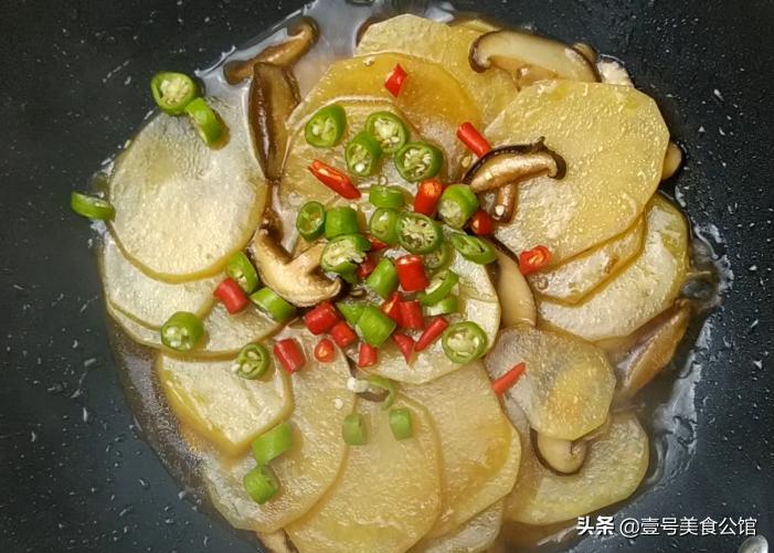 家常菜大厨教你做香菇土豆片,鲜香菇炒土豆片的家常做法