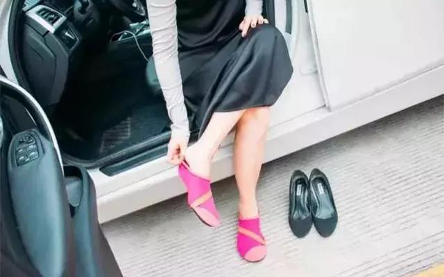 网红爆款踩屎感鞋,踩屎感休闲鞋爆红户外