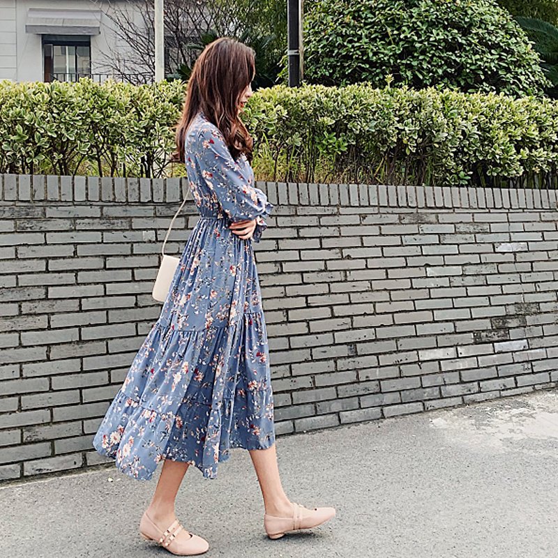 碎花裙也太适合春天了,春天穿什么颜色的碎花裙好看呢