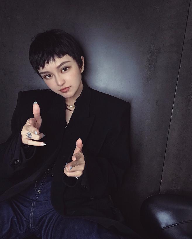 周扬青戴黑色帽子的照片,周扬青同款发型