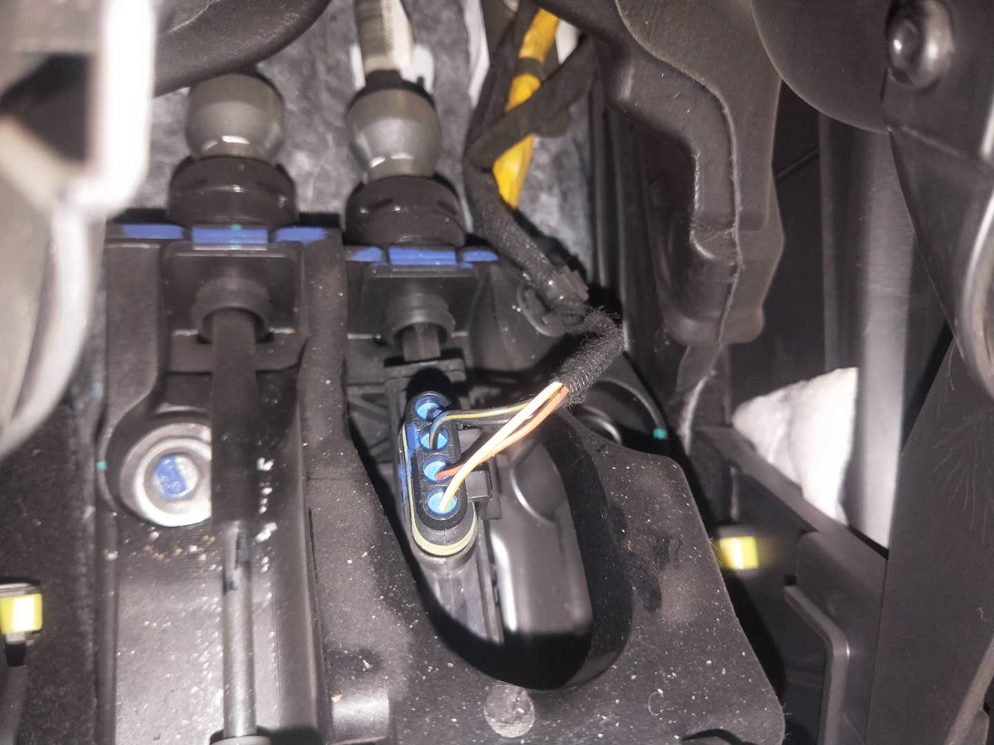 一键启动离合踏板上的传感器线,汽车一键启动离合器坏了如何起步