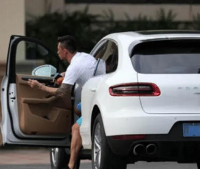 看看国足球员的车有多豪