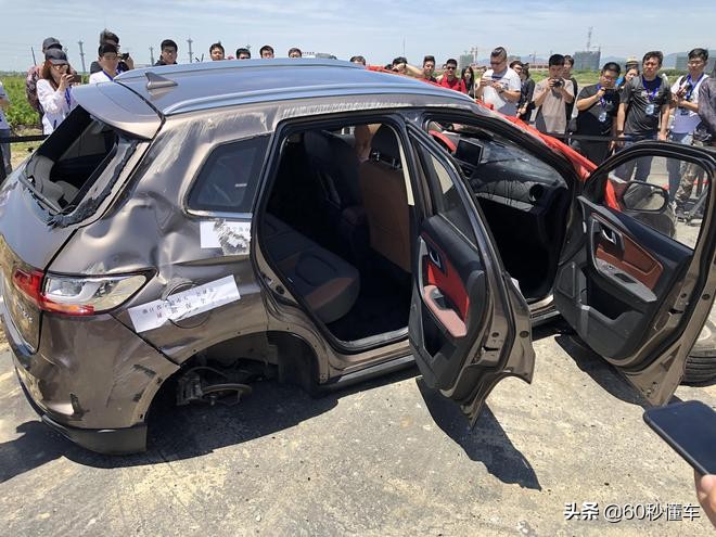 被直升机吊走了,奔腾x40高空翻滚