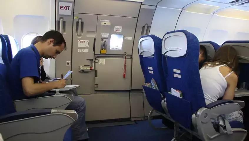 学生坐飞机要选什么航空,英国留学生坐飞机怎么选座位