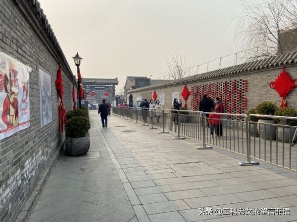 曾经人满为患的南锣鼓巷，在除夕当天有点冷清