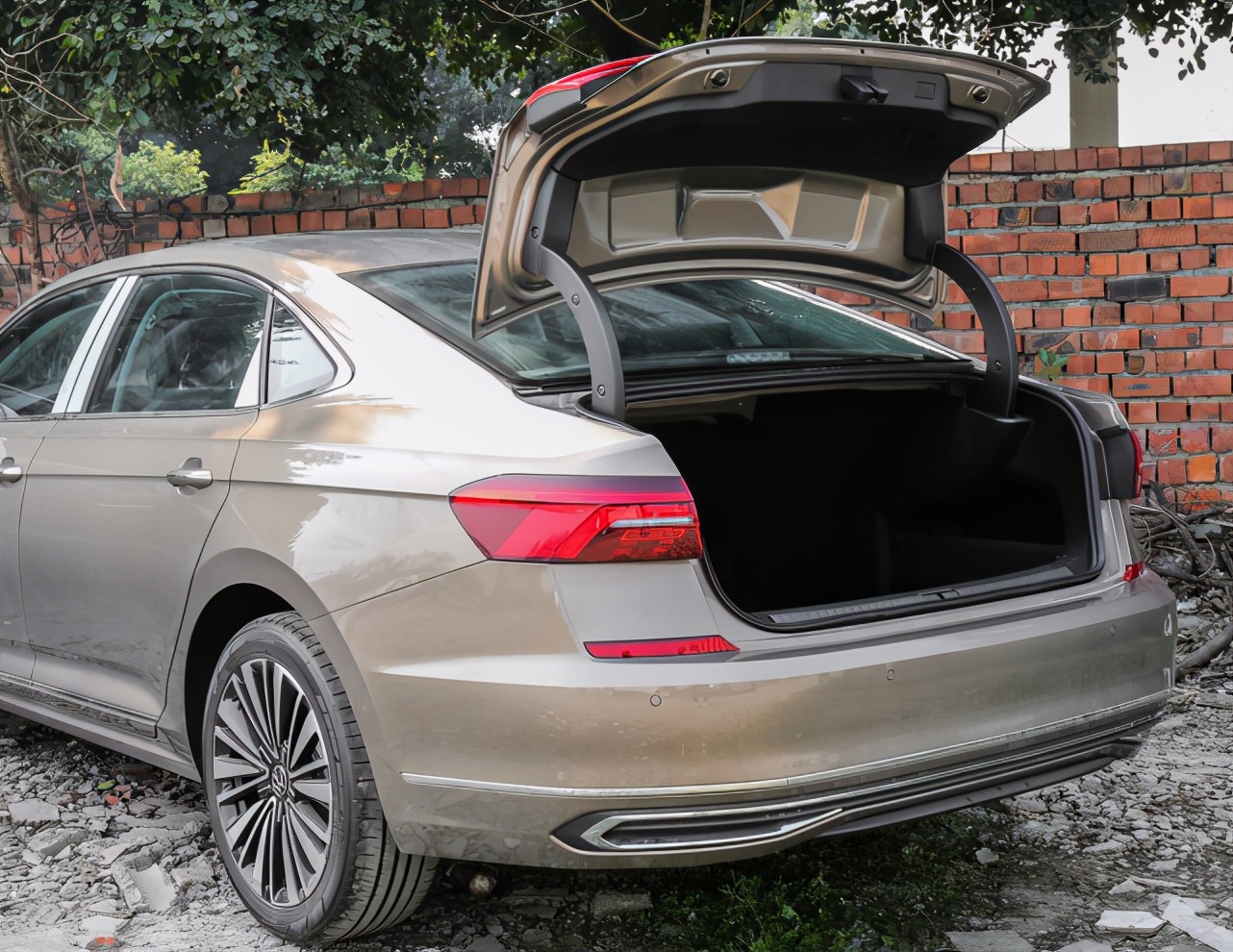 大众帕萨特每公里多少油耗正常,大众帕萨特油耗多少才是正常