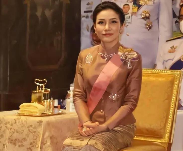 最新公务活动，诗妃坐次改变暗示地位改变，跪地卑微惹人怜