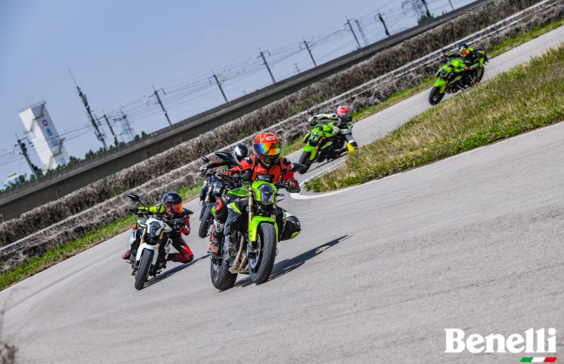 贝纳利tornado302跟飓风302r,新款贝纳利302r5秒破百