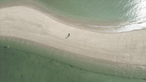 他卖掉豪宅搬进山洞,做出一个全世界风景最好的厕所