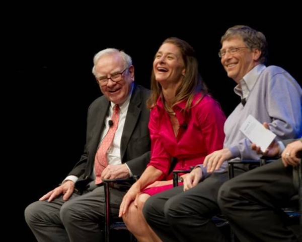 跟巴菲特成为好朋友后，他学会分散投资，却让他少赚了1万亿美元