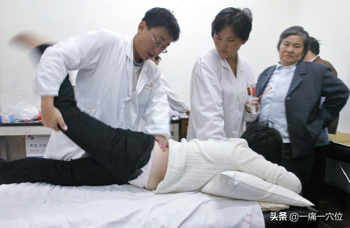 颈椎突出，手胀了怎么办？教你中医几个穴位调理，早看早受益