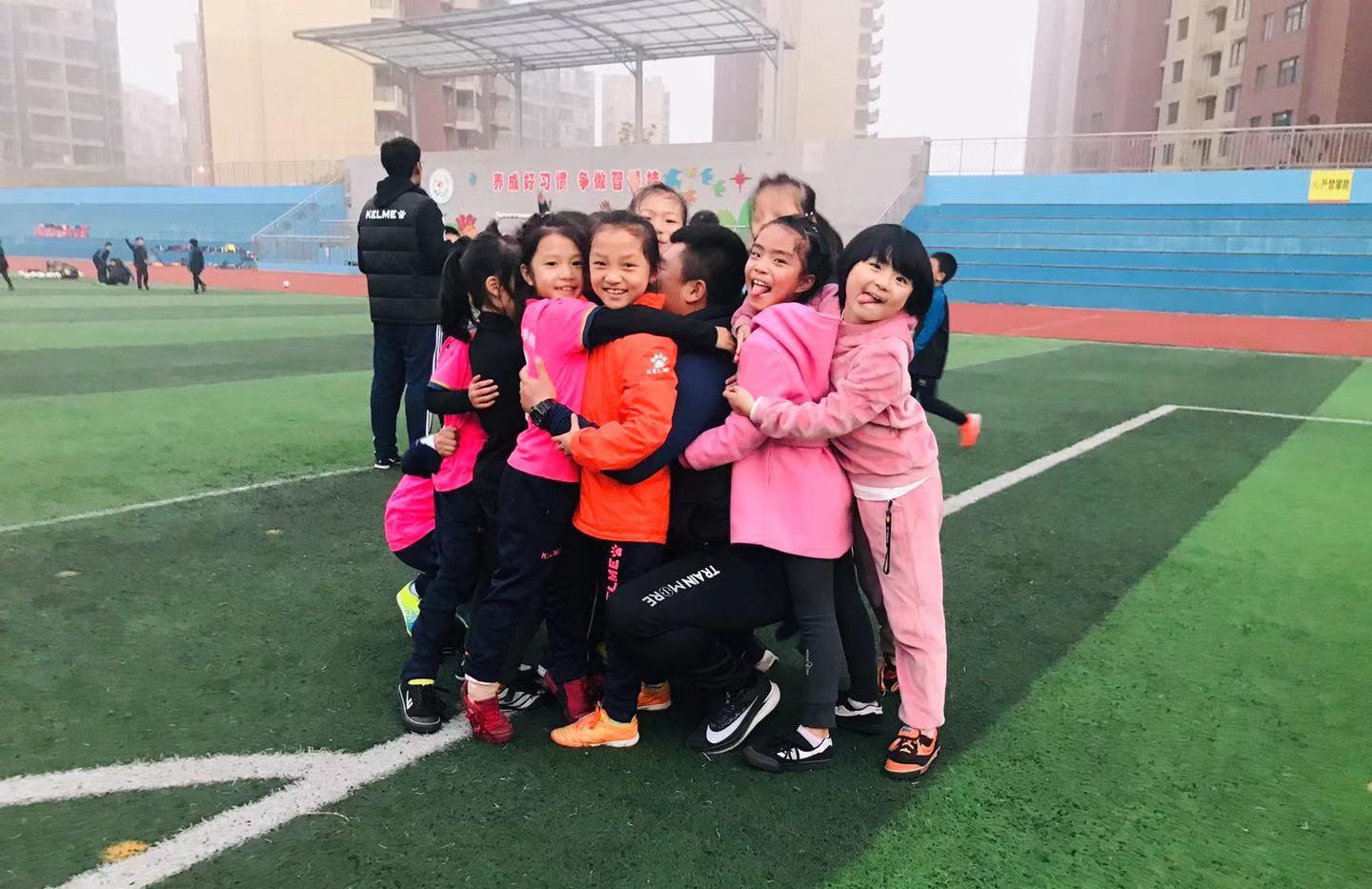 当硬汉遇上可爱的小女孩,当东北大哥遇到可爱的小女孩