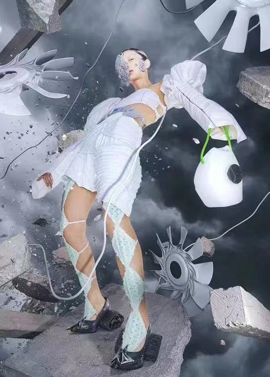 快成主流的“亚逼”，是一个___词？