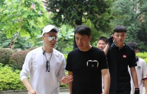 吴彤为啥选宋亚轩去王牌,宋亚轩被华晨宇粉丝撞了