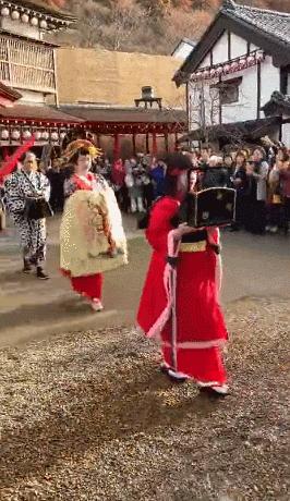 为什么日本女人走路时要低头,走路有尿急的感觉