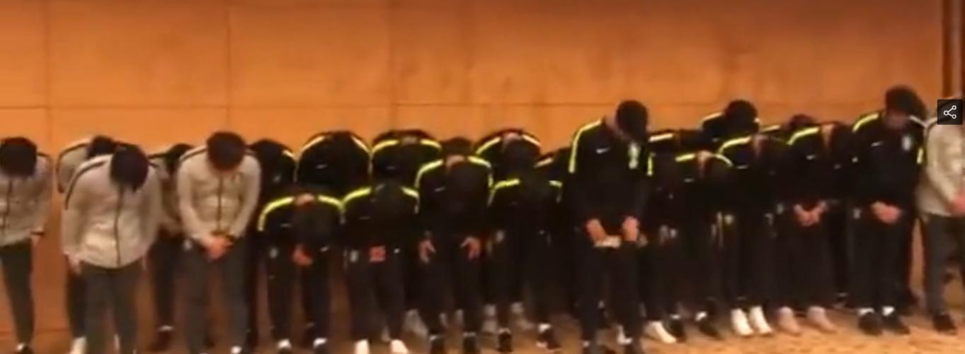 韩国球员赢中国脚踩熊猫杯,韩国球员赢中国后踩奖杯