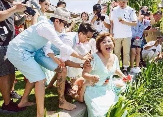 “借胸上位”的柳岩，还要被误会多久？