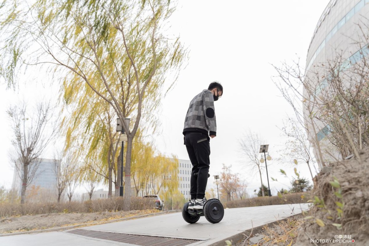 9号平衡车体验:不仅仅是年轻人的酷乐玩具
