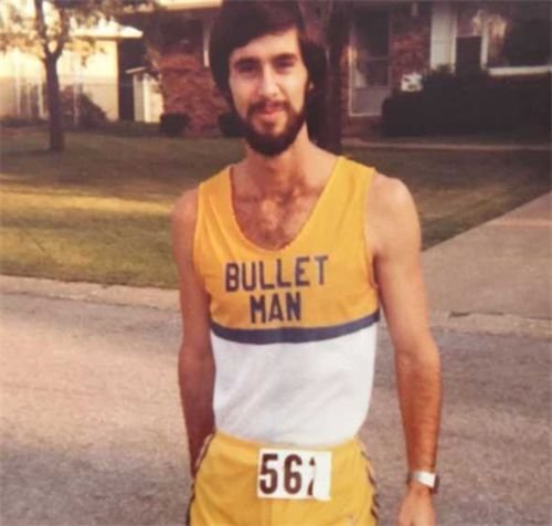 他被*弹子**击中额头,误以为是石子,跑完52里后,不料还有意外收获