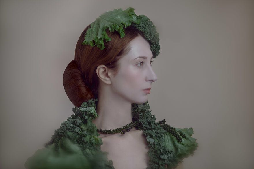 她把鱿鱼、巧克力、番茄粘到身上,拍出一组绝美的自拍写真