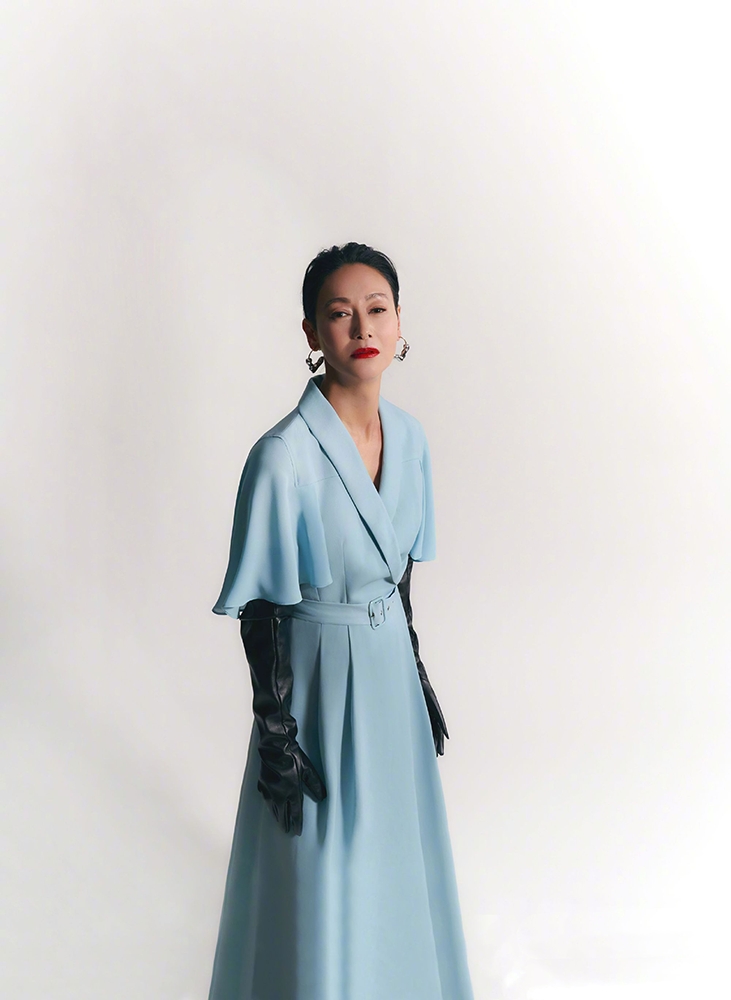 60岁惠英红大片妆发风情魅力,60岁惠英红街头拍戏