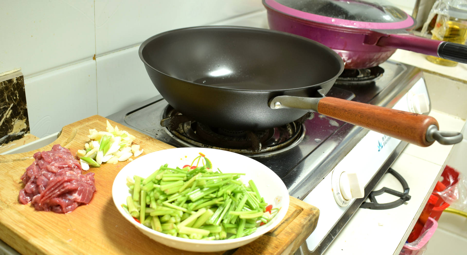 不沾油烟的炒菜锅,最好的炒菜铁锅推荐