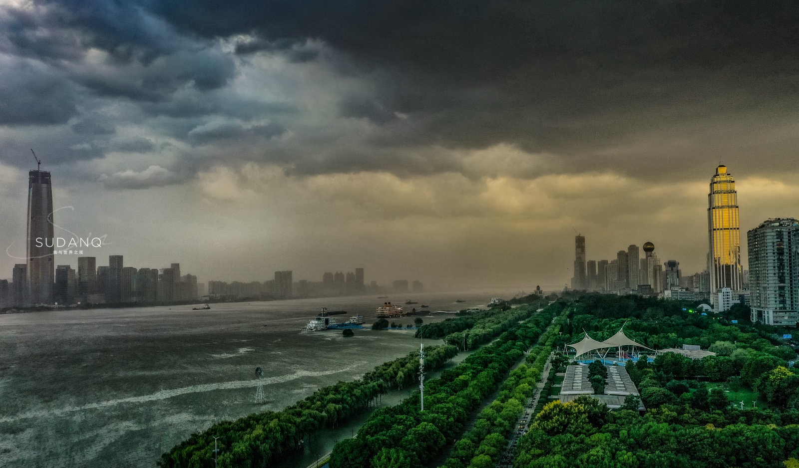 武汉绿地中心,本将是中国第一摩天大楼,网友却赐名“平头哥”