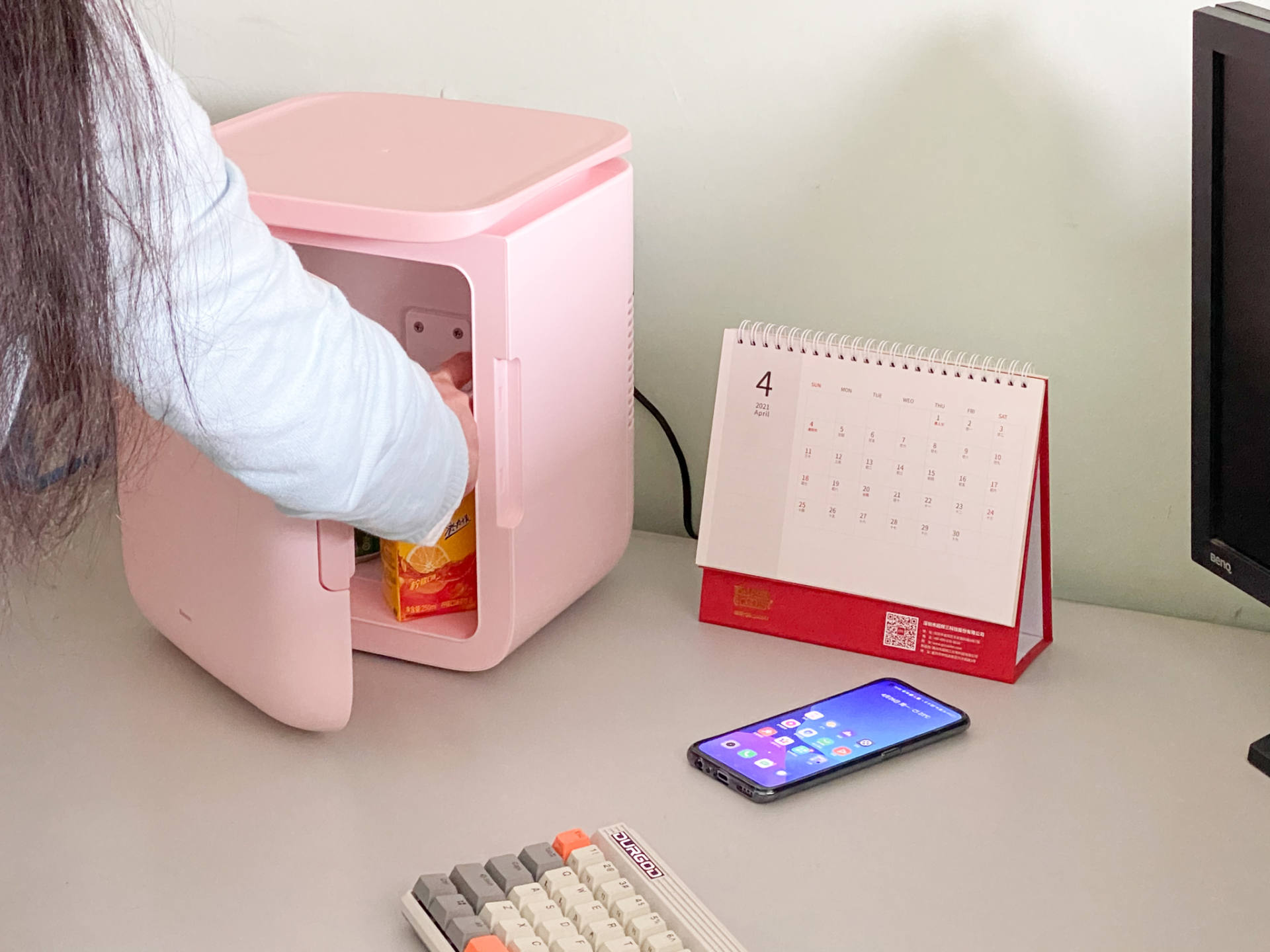 想要上班时随时喝上冷热饮?试试这款可放在桌面的小冰箱