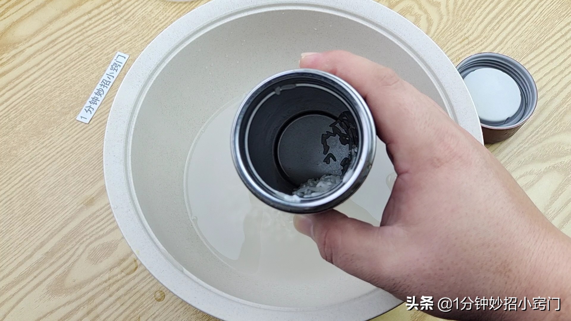 保温杯拎不开小妙招,保温杯太深了手伸不进去如何清洗