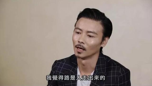 蔡少芬张晋全家福上热搜,三胎儿子“唐装”出镜,年味儿十足