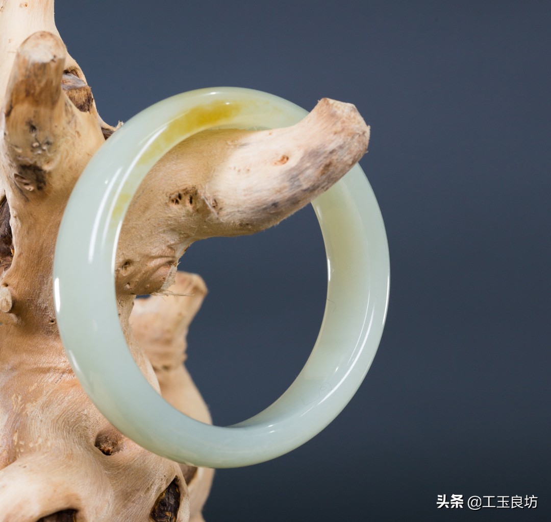 怎样挑选一款适合自己的手镯,手镯怎么选显年轻